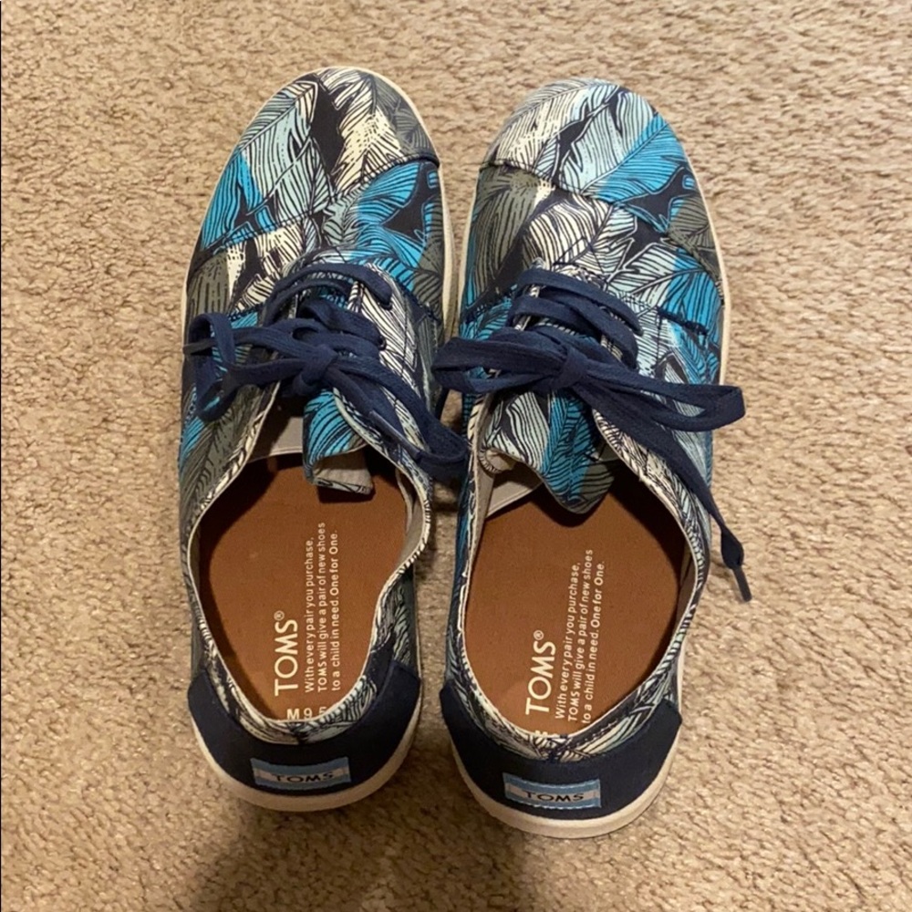 Men’s Tom’s sneakers.